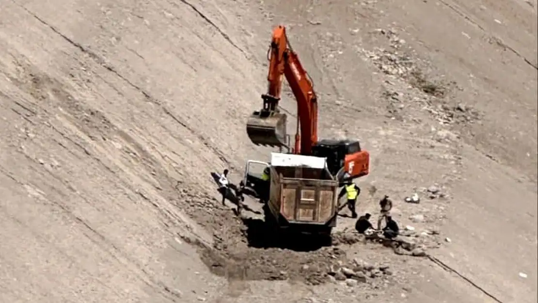Tunceli'de kamyon şarampole yuvarlandı: 1 yaralı