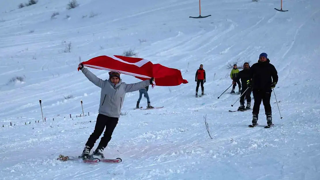 Türkiye'nin göl manzaralı kayak merkezinde sezon açıldı