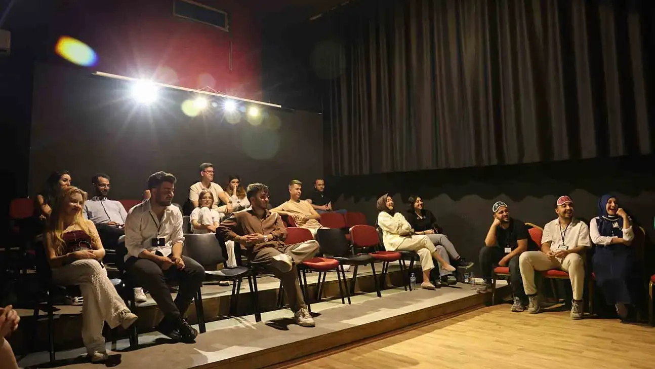 Bilet alan seyirci, bu kez oyuna dahil oldu