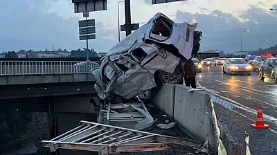 Freni Boşalan Kamyon Homeros Bulvarı'nda Feci Kazaya Neden Oldu