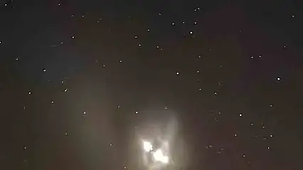 Elazığ'da gece saatlerinde gökyüzünde görülen ışık hüzmesi heyecanlandırdı