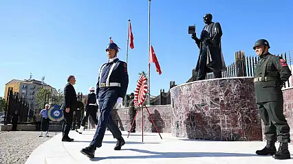 Elazığ'da Zafer Bayramı kutlamaları çelenk sunumu ile başladı
