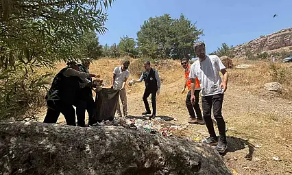 Eğil Belediye Başkanı ve personel piknik alanında çöpleri temizledi