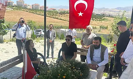 Kaymakam Dilekli'den duygusal veda: Şehit Yusuf Ataş'ın mezarı başında helallik aldı