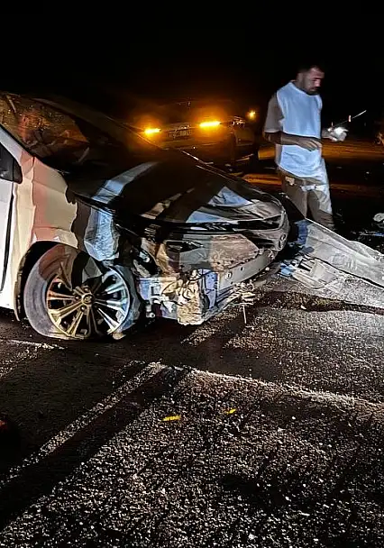 Yola çıkan hayvana çarpmamak için manevra yapan araç beton duvara çarptı