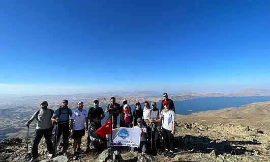 Türk Bayrağı Hazarbaba Dağı zirvesinde dalgalandı