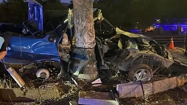 Ağaca çarpan Fiat Tofaş araç hurdaya döndü: 1 ağır yaralı