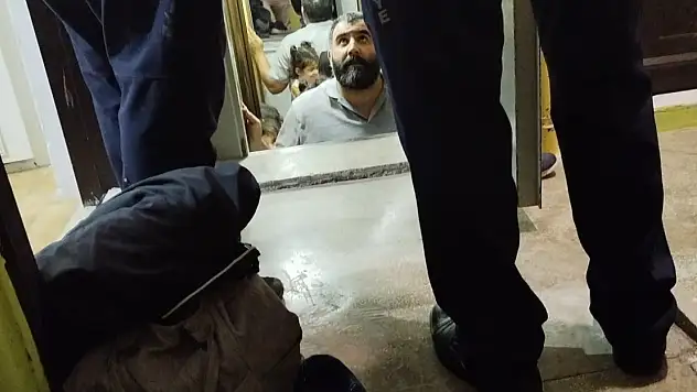 Asansörde kalan aileyi ekipler kurtardı