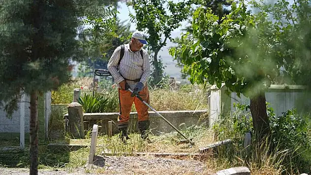 Battalgazi Belediyesi'nden mezarlıklarda bayram temizliği