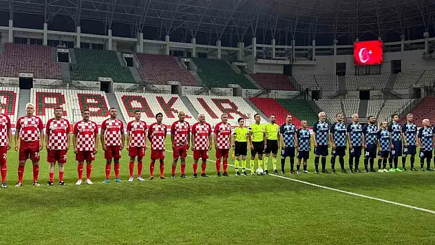 Diyarbakır'da 'Gösteri Maçı'nda sahaya çıkan Bakan Bak'tan 'Terörsüz Türkiye' vurgusu