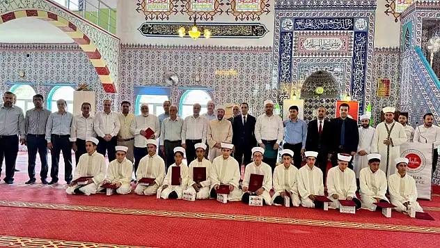 Diyarbakır'da 12 öğrenci hafızlık icazet belgelerini aldı