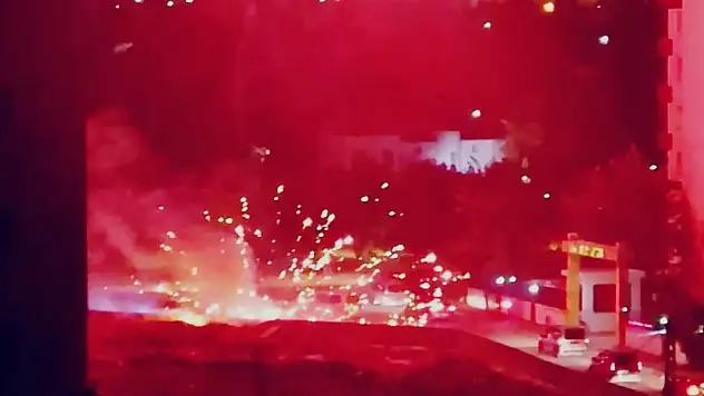 Diyarbakır'da havai fişek inşaat alanındaki malzemeleri tutuşturdu, düğün konvoyundakiler yangını söndürdü