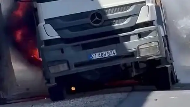 Diyarbakır'da kamyon seyir halindeyken alev aldı