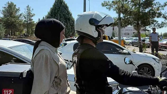 Diyarbakır'da kimliğini ve giriş belgesini unutanların imdadına polis yetişti