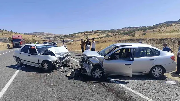 Diyarbakır'da otomobiller kafa kafaya çarpıştı: 2 yaralı