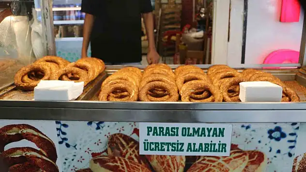 Diyarbakır'ın örnek esnafı: İhtiyaç sahipleri 6 yıldır bu tezgahtan ücretsiz simit ve su alabiliyor