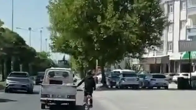 Elazığ'da bisikletlinin tehlikeli yolculuğu