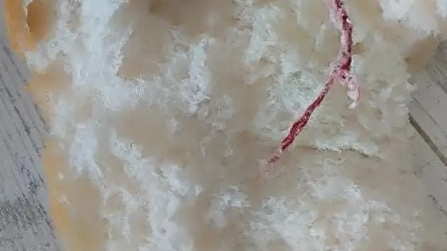 Elazığ'da ekmeğin içinden ip çıktı