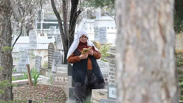 Elazığ'da mezarlıklarda yoğunluk