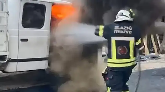 Elazığ'da park halindeki pikap yandı