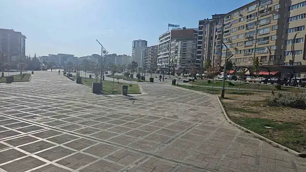 Elazığ'da sıcaklıklar etkisini sürdürüyor, cadde ve sokaklar boş kaldı