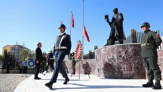 Elazığ'da Zafer Bayramı kutlamaları çelenk sunumu ile başladı