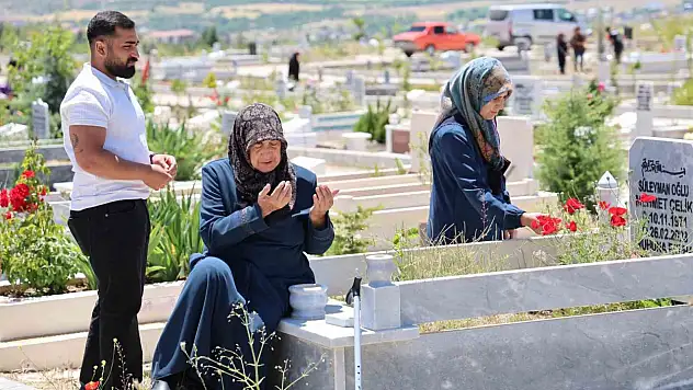 Elazığ mezarlıklarında yoğunluk