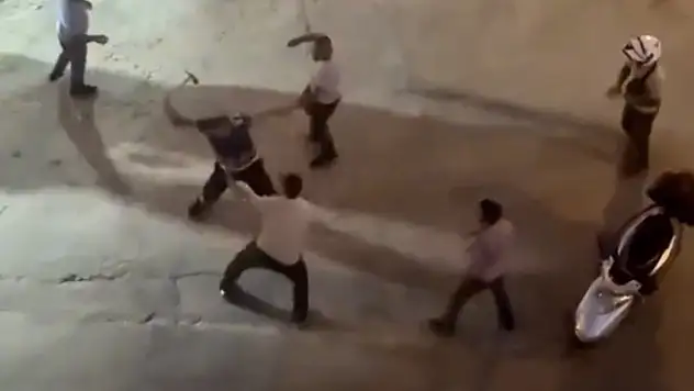 Kavga ettiği şahsa nacak ile saldırdı: O anlar kamerada