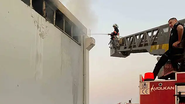 Malatya'da fabrika yangını paniğe neden oldu