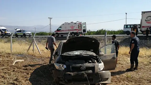 Malatya'da kontrolden çıkan otomobil bahçeye uçtu: 3 yaralı