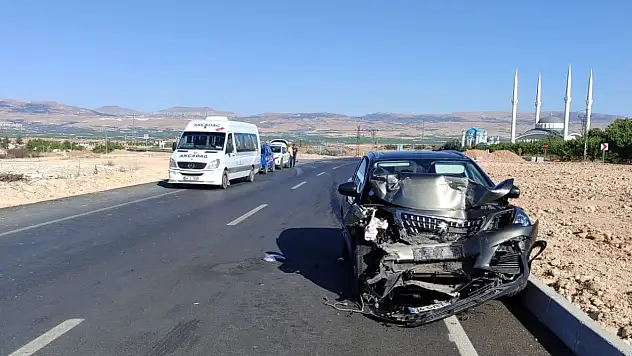 Malatya'da minibüs ile otomobil çarpıştı: 9 yaralı