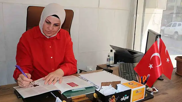 Orta okulda iken önlüğü çıkartılıp gelinlik giydirilen muhtar, 53 yaşında üniversiteli oldu