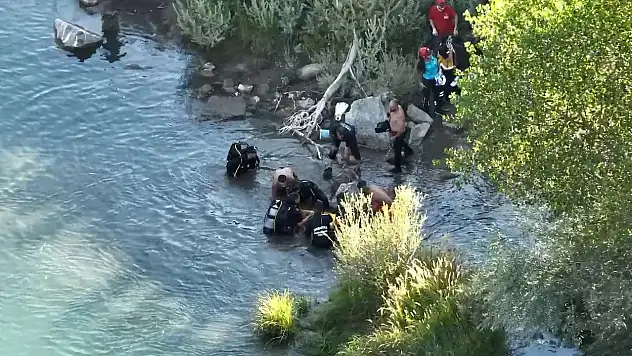 Serinlemek için çaya giren genç boğuldu