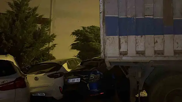 Tunceli'de park halinde freni patlayan kamyon, 5 araca zarar verdi