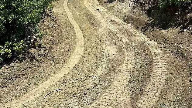 Yağışlardan dolayı zarar gören köy yollarında çalışmalar sürüyor