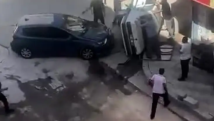 Elazığ'da kaza yapan otomobil yan yattı: 1 yaralı