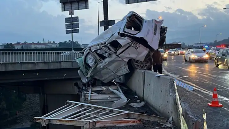 Freni Boşalan Kamyon Homeros Bulvarı’nda Feci Kazaya Neden Oldu