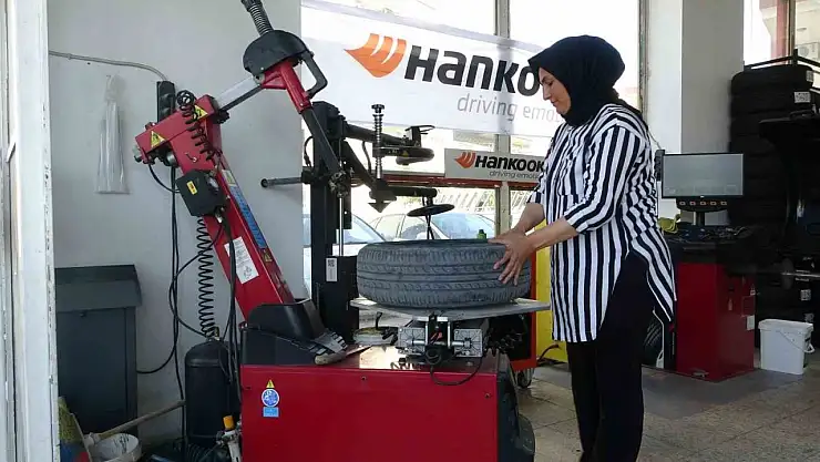 'Kadınlar yapamaz' diyenlere inat 24 yıldır lastik tamiri yapıyor