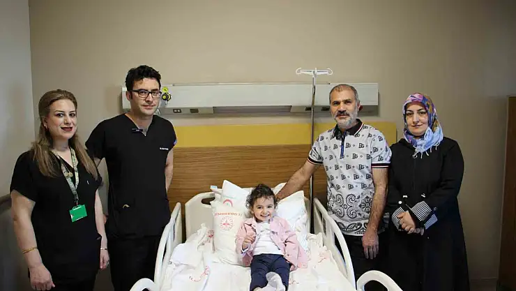 24 aylık bebekten 1.5 santimlik taş alındı: Süper mini PNL ile büyük başarı