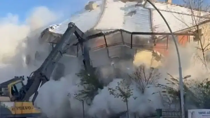 Ağır hasarlı 7 katlı bina saniyeler içerisinde yerle bir oldu