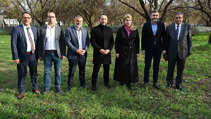 AK Parti milletvekillerinden Malatya'da kayısı incelemesi: 'Üreticimizin yanındayız'