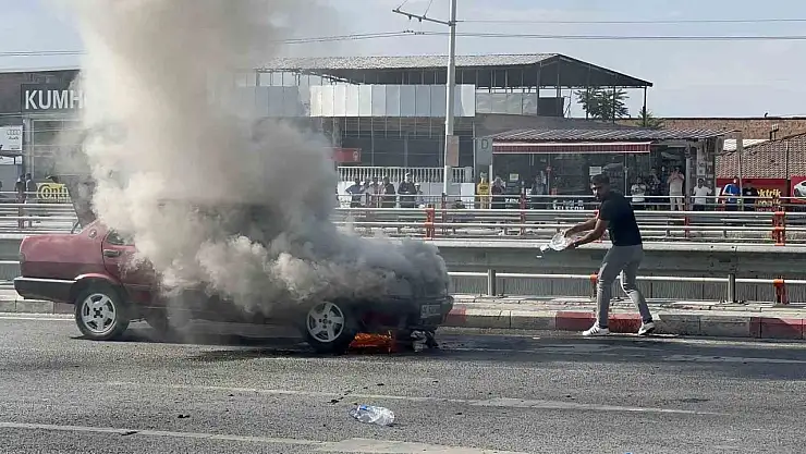 Alev alan otomobilini kendi çabasıyla söndürmeye çalıştı