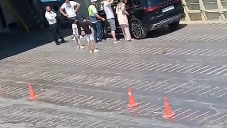 Anahtar aracın içerisinde kalınca, çocuğa bir saat dil döktüler