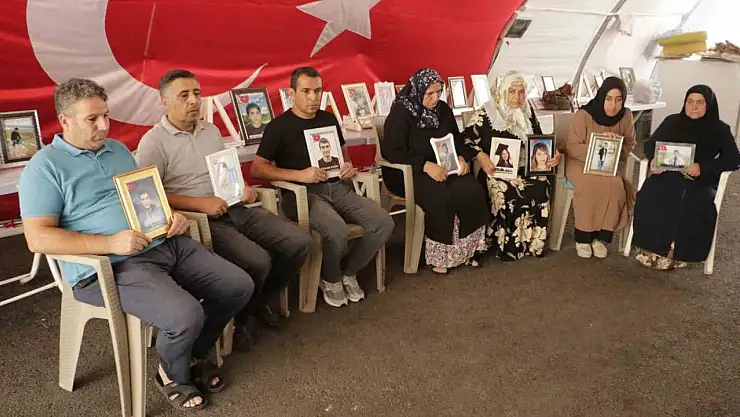 Annelerinin evlat nöbeti kavurucu sıcaklara rağmen devam ediyor