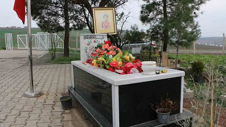 Arkadaşları bayramda Narin'in mezarını ziyaret etti