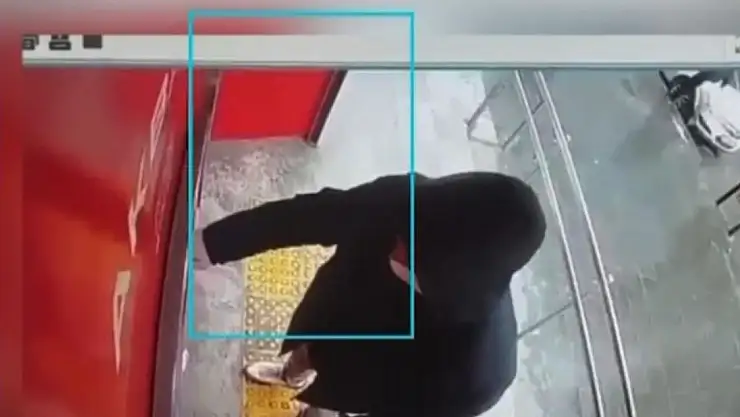 ATM önlerinde vatandaşları dolandıran şüphelilerin kılık değiştirip kaçmaları kameralara yansıdı