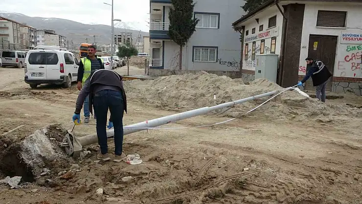Aydınlatma direği üzerine düşen işçi yaralandı