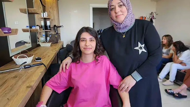 Babasının izinden, annesiyle birlikte yürüyor