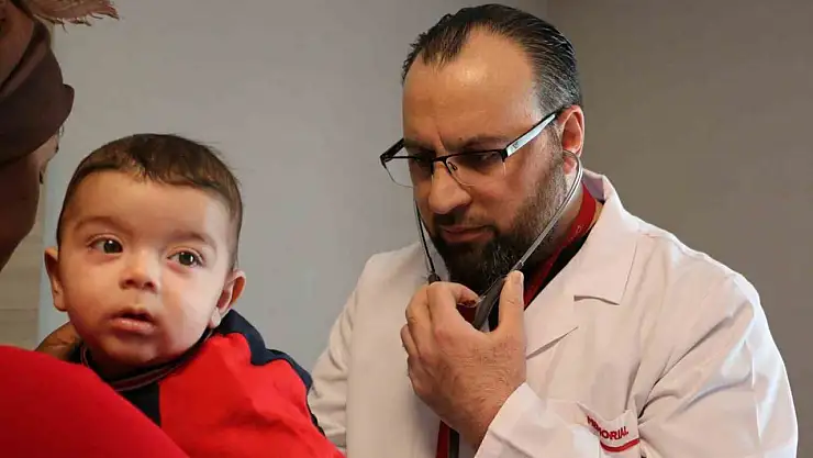 Bağırsak felci olan 4 aylık bebek ameliyatla sağlığına kavuştu