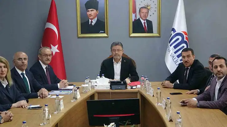 Bakan Yumaklı, zirai donun vurduğu Malatya'da incelemelerde bulundu